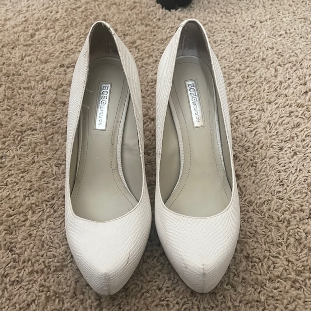 BCBG White pumps 7.5